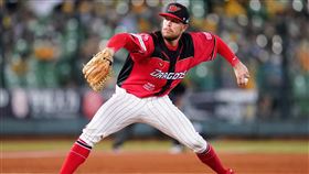 龍隊先洋投霸曼壓制兄弟打線。（圖／味全龍提供）