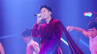 周興哲唱到一半脫了　秀出苦練大肌肌