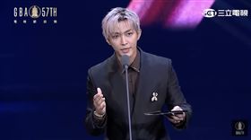 韓國知名PD丁哲珉與炎亞綸共同頒獎。