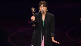 三立節目《大嘻哈時代》張家銘、王文楓、李智偉獲得「一般節目類燈光獎」。（圖／三立電視提供）