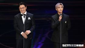 韓國知名PD丁哲珉（左）與炎亞綸（右）共同頒獎。（圖／三立電視提供）
