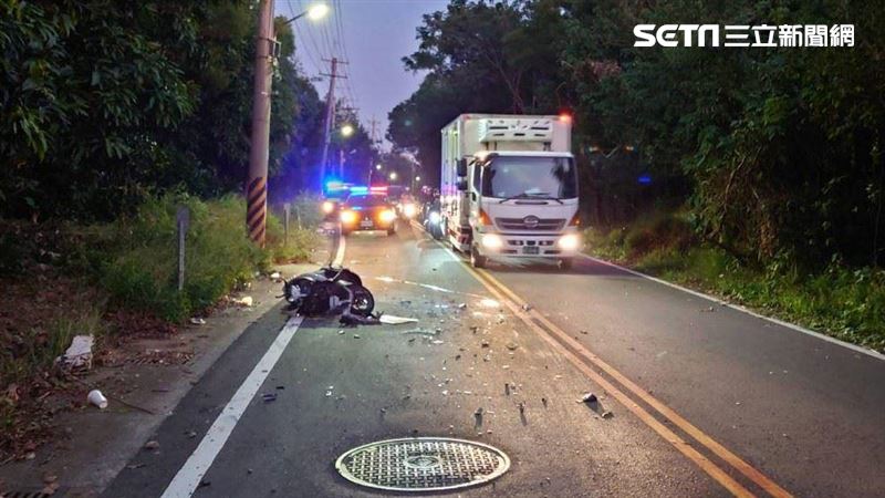 廂型車雙黃線衝對向　機車騎士送醫不治