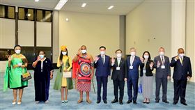 史瓦帝尼國王率團搭機訪台（2）非洲友邦史瓦帝尼國王恩史瓦帝三世（King Mswati III）（左4）20日應邀率團抵台進行國是訪問，外交部長吳釗燮（左5）親自接機。恩史瓦帝三世指出，這次率團到訪就是為了表達對台支持，加強雙方夥伴關係。中央社記者吳睿騏桃園機場攝  111年10月20日