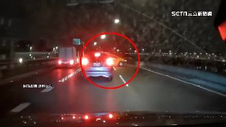 小黃快速道路匝道口迴轉　轎車急剎遭追撞