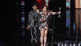 金鐘57  Lulu、黃子佼獲綜藝節目主持人獎第57屆電視金鐘獎節目類頒獎典禮21日晚間登場，綜藝節目主持人獎由藝人Lulu（黃路梓茵）（前）與黃子佼（後）獲獎，Lulu致詞時難掩情緒，激動哽咽。中央社記者裴禛攝  111年10月21日