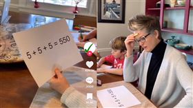 「5＋5＋5＝550」，加1筆劃讓算式成立。（圖／翻攝自《xivecct75》TikTok）