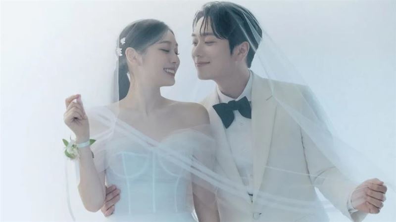 滑冰女王甜嫁學霸歌手　婚照網曝光網哭暈