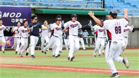 U23世界盃棒球賽韓國晉冠軍戰U23世界盃棒球賽韓國22日複賽最後一戰與哥倫比亞交手，兩隊攻勢往來，韓國隊延長賽8局靠著再見安打野手選擇以5比4拿勝、晉級冠軍戰。（中華民國棒球協會提供）中央社記者謝靜雯傳真 111年10月22日