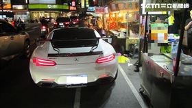 台中文昌夜市發生賓士AMG GT跑車撞攤商，引發糾紛。（圖／民眾提供）