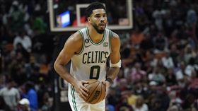 ▲ NBA波士頓塞爾提克22日以111：104擊敗邁阿密熱火，泰坦（Jayson Tatum）貢獻29分、5籃板、4助攻。（圖／美聯社／達志影像）