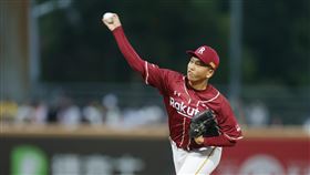 桃猿楊彬天母先發登板　無關勝敗中華職棒樂天桃猿隊8日作客天母球場交手味全龍隊，桃猿先發投手楊彬主投6局失3分，終場桃猿以10比5拿勝，楊彬無關勝敗。中央社記者張新偉攝　111年10月8日