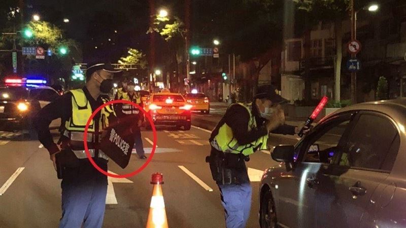 北市男持毒遇警心虛　臨檢站丟包草叢露餡