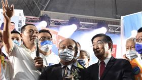 指導教授現身力挺侯友宜論文絕無抄襲尋求連任的新北市長侯友宜（前左）22日表示，讀書是為了有用才讀，不是為了博士學位而讀；侯友宜當年論文指導教授蔡德輝（中）、黃富源（前右）也現身力挺，蔡德輝強調侯友宜論文絕無抄襲。中央社記者高華謙攝  111年10月22日