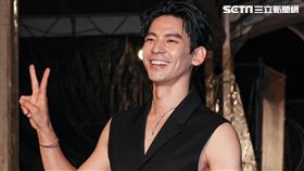 林柏宏穿著黑色短袖背心、大秀手臂線條。（圖／記者邱榮吉、楊澍攝影）