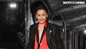 金鐘紅毯／陳亞蘭壓軸登場！襯衫「釦子解開」中空肉色曝光。（圖／記者楊澍、邱榮吉攝影）