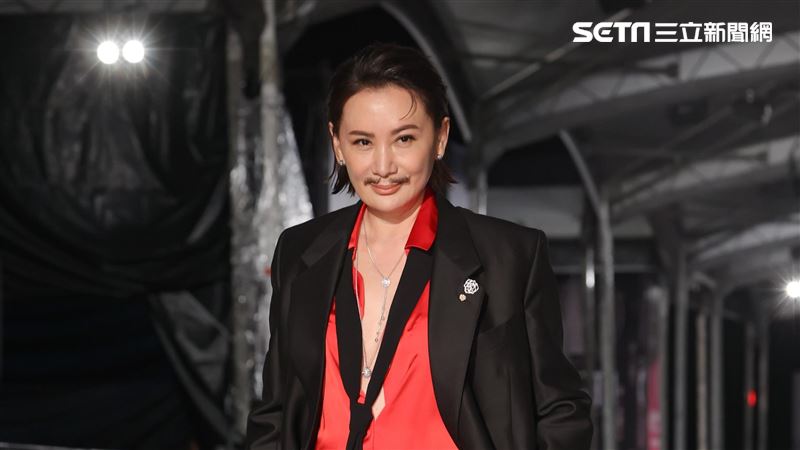 陳亞蘭紅毯壓軸　「釦子全開」肉色曝光