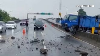 轉過去打滑！「楠梓百慕達」貨車駕駛自撞