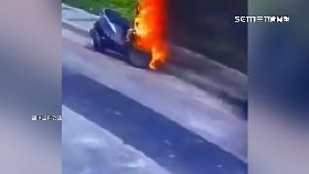 文 機車停自燃1800