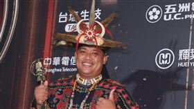 爸爸代替女兒程苡雅領獎。（圖／記者邱榮吉、楊澍攝影）