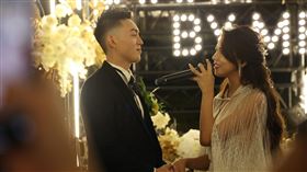 蕾菈演唱自創作情歌給新郎，場面溫馨。（圖／三立）