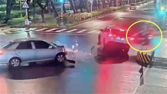 轎車左轉撞車！騎士待轉遭波及⋯傷重不治