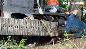 苗栗南庄怪手遭巨樹壓翻，工人受困4小時獲救。（圖／民眾提供）