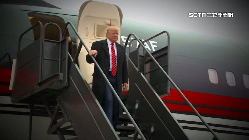 川普在「空軍一號」上接受美體訪問。(資料照)