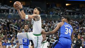 ▲賽爾提克泰坦（Jayson Tatum）扛下大局一人狂攻40分8籃板，帶領綠衫軍以126：120力退魔術。（圖／美聯社／達志影像）