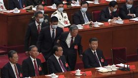 中共20大閉幕會議！胡錦濤投票中途突起身　旁人攙扶離席(圖／美聯社／達志影像)