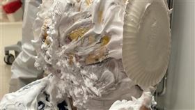 馬偕急診護理師生日當天上班，同事慶生照片曝光。（圖／翻攝白永嘉醫師臉書）