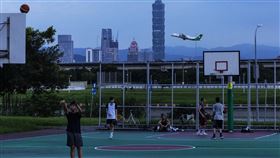 國內疫情趨緩　民眾美堤河濱公園打籃球國內COVID-19（2019冠狀病毒疾病）疫情延燒，中央流行疫情指揮中心公布，11日新增1萬9051例本土個案，相較上週一2萬3045例降低7.3%，降幅較緩；另新增80例境外移入病例。圖為11日傍晚，民眾在台北市美堤河濱公園打籃球。中央社記者趙世勳攝　111年7月11日
