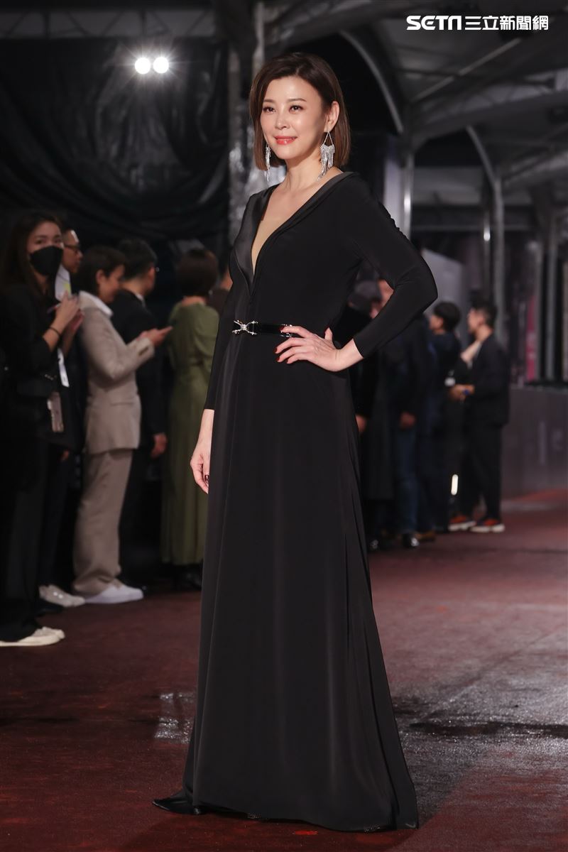 星光大道方馨性感禮服走紅毯。（記者邱榮吉、楊澍/攝影）