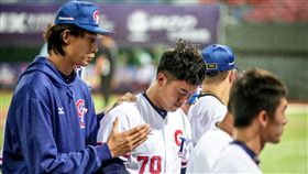 徐基麟具「拆彈」特質  因在意渴望所以落淚U23世界盃棒球賽投手徐基麟（中）此次專職「拆彈」任務，21日對墨西哥後援掉分後難過落淚，隊友看到他哭也眼眶泛淚安慰他「一起扛」。（中華民國棒球協會提供）中央社記者謝靜雯傳真  111年10月23日