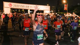 長榮航空城市觀光馬拉松起跑（3）2022長榮航空城市觀光馬拉松23日在總統府前起跑，跑者向媒體揮手致意。中央社記者謝佳璋攝　111年10月23日