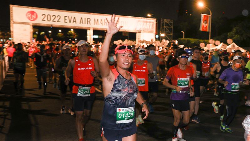 長榮航空城市馬拉松開跑　1km就可拿哩程