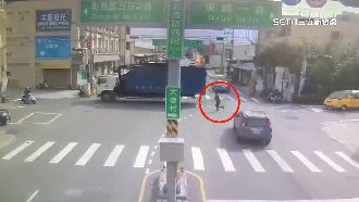 忘拉手剎車貨車滑到馬路！駕駛急跳上開走