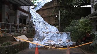 防致災降雨！伯爵山莊蓋帆布加強土石防護
