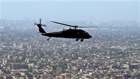 2007年6月美國一架UH-60黑鷹直升機在伊拉克首都巴格達執行任務。（圖／翻攝自Flickr；作者The U.S. Army，CC BY 2.0）
