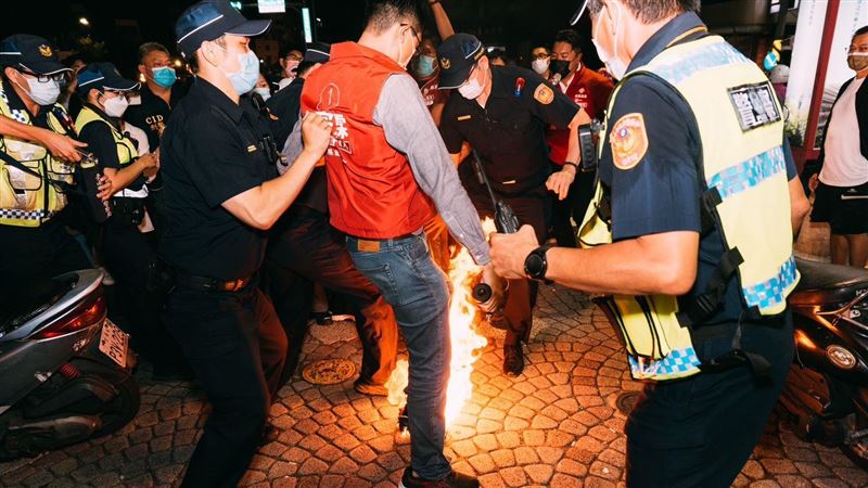 基進黨員燒國民黨旗！　警方報請南檢認定