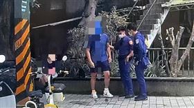 情侶街上開打！她被推去撞柱⋯又跌入草叢