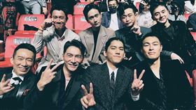 陳家逵自虧曬金鐘合照，萬人跪求店名。（圖／翻攝自陳家逵-輕大叔的Action臉書）