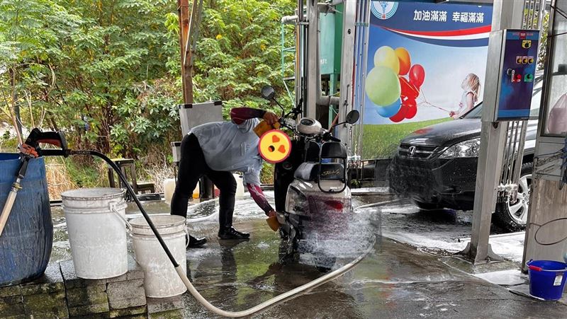 加油漏滿地！員工「整台車全洗」感動她