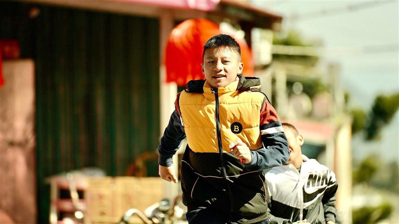 金馬準新人拍戲接噩耗！外婆逝世當場淚崩