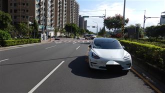 婦騎車螃蟹切　閃過1車…遭特斯拉撞慘死