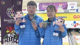 聽奧保齡球獎牌開張  薛秀珍、林香孜獲1銀1銅第24屆夏季達福林匹克運動會（俗稱聽障奧運）保齡球賽事在馬來西亞舉行，女子個人賽傳捷報，台灣選手薛秀珍（左）、林香孜（右）分別拿下銀牌和銅牌。（體育署提供）中央社記者黃巧雯傳真  111年10月23日