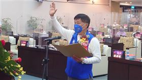 台南副議長補選李文俊出線台南市議會24日辦理副議長補選，第3次會議才有共26人出席達法定開會人數，由國民黨推出的李文俊（圖）拿到23票當選，隨即宣誓就任。中央社記者楊思瑞攝  111年10月24日