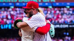 ▲費城人以4：3擊敗聖地牙哥教士，拿下國聯冠軍及世界大賽門票，球員開心相擁。（圖／翻攝費城人推特）