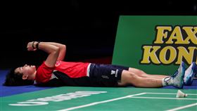 ▲丹麥公開賽女單決賽，何冰嬌以以22：20、12：21、21：10擊敗陳雨菲，何冰嬌躺在地板享受勝利。（圖／翻攝自BWF）