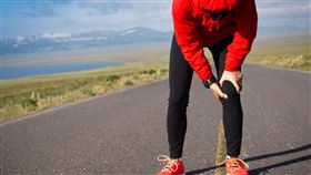 關節有宿疾者，更可能因為氣溫下降造成關節附近肌肉和血管收縮，此時若無法及時保溫和適時放鬆肌肉，血液循環變差的情況下就會造成肌肉緊繃，長時間下來甚至發炎導致疼痛，可以透過以下方式預防