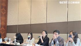 仁新醫藥總經理王正琪（中）指出，團隊已藉由眼科新藥LBS-008的成績證明公司團隊的專業能力。（圖／記者吳康瑋攝）